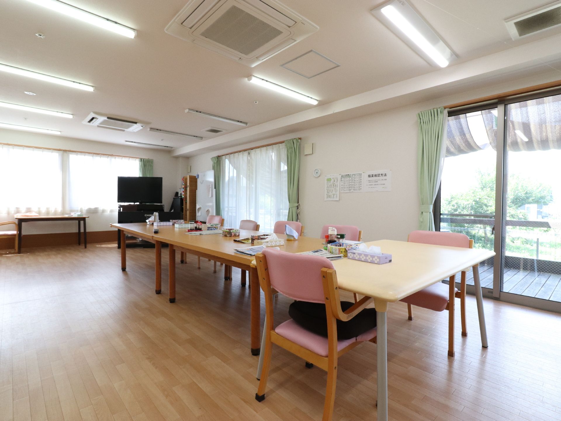 大きな窓がたくさんあり、とても開放的である。明るい食堂である。テーブルや椅子があり、ゆっくり食事ができる。