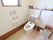 車椅子の人でも利用しやすい、安全な広さのトイレである。。窓があり、とても明るい。温水洗浄便座である。