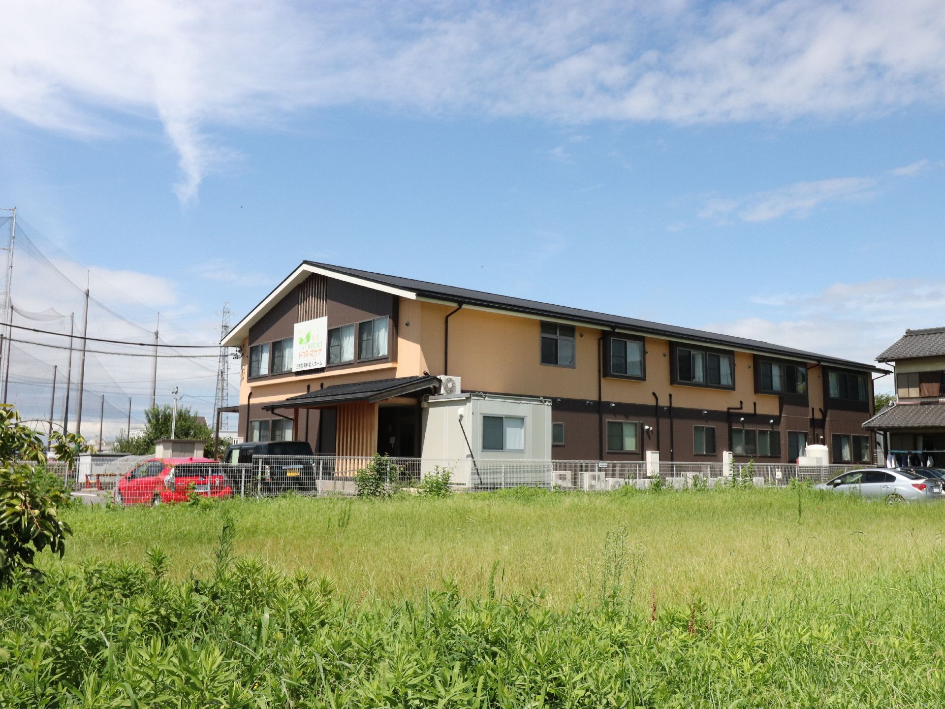 緑のある中に建っている施設である。まるで自分の家のようなアットホームな雰囲気を感じさせる。駐車場がある。