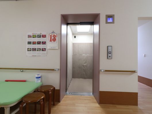 エレベーター前