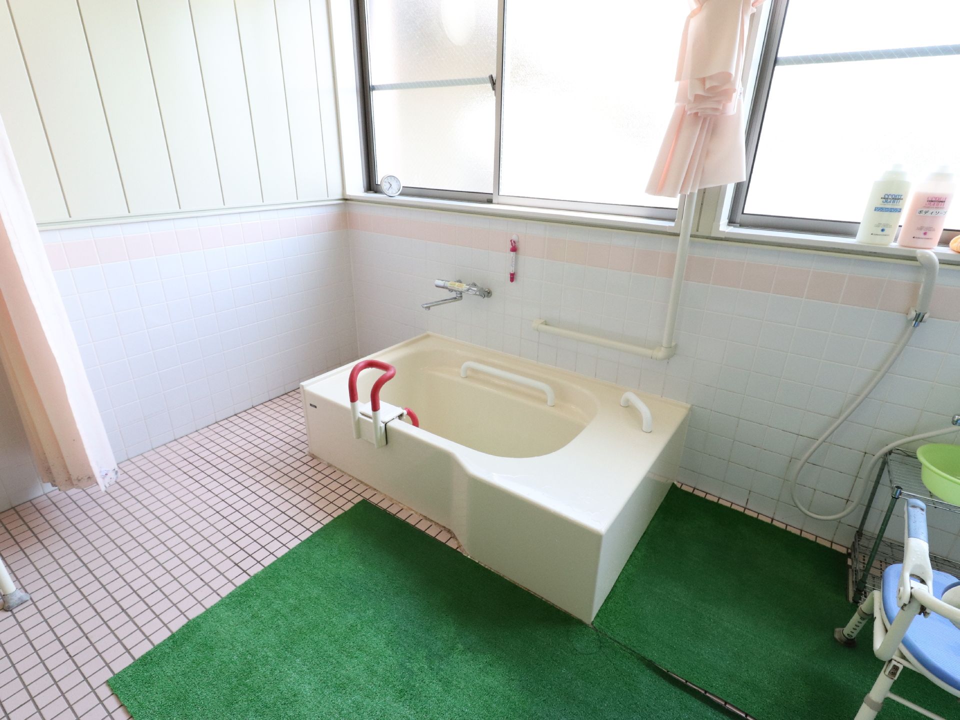 浴槽に手すりが付けられており、安全である。シャワーがある。入浴介助椅子が備え付けてあり、安全に入浴することができる。