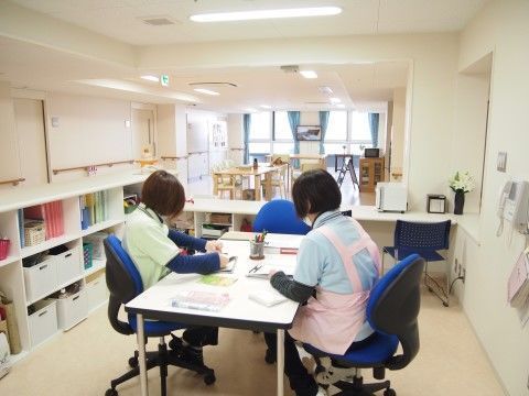 ご入居者様のイベントやスケジュールを調整するスタッフ