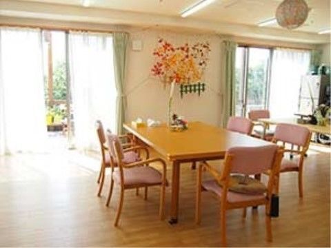 壁には華やかな装飾がある、自然光が多く差し込む共有スペース