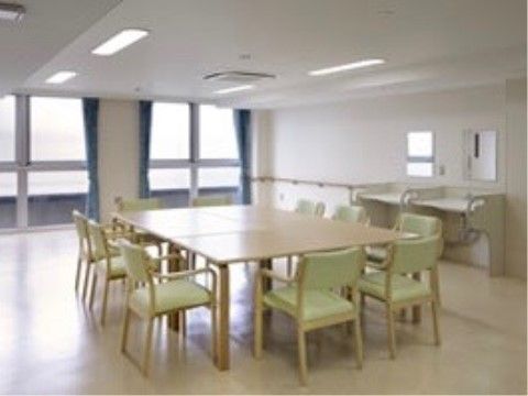 いくつかのテーブルを合わせた周りに椅子を並べており、入居者様同士がコミュニケーションを取りながら食事をすることができる。