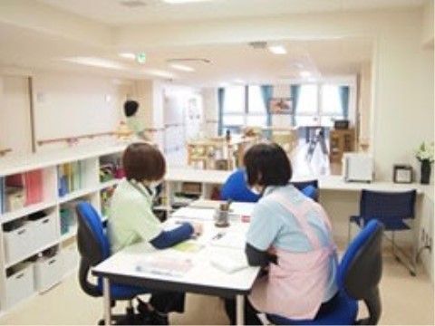 ご入居者様の接し方について、相談してあっているスタッフ
