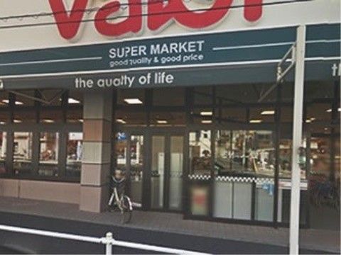 近くにはスーパーマーケットやドラッグストなどがあり、商店街も近くにある。日用品や食料品など、気軽に買い物に行くことができる。