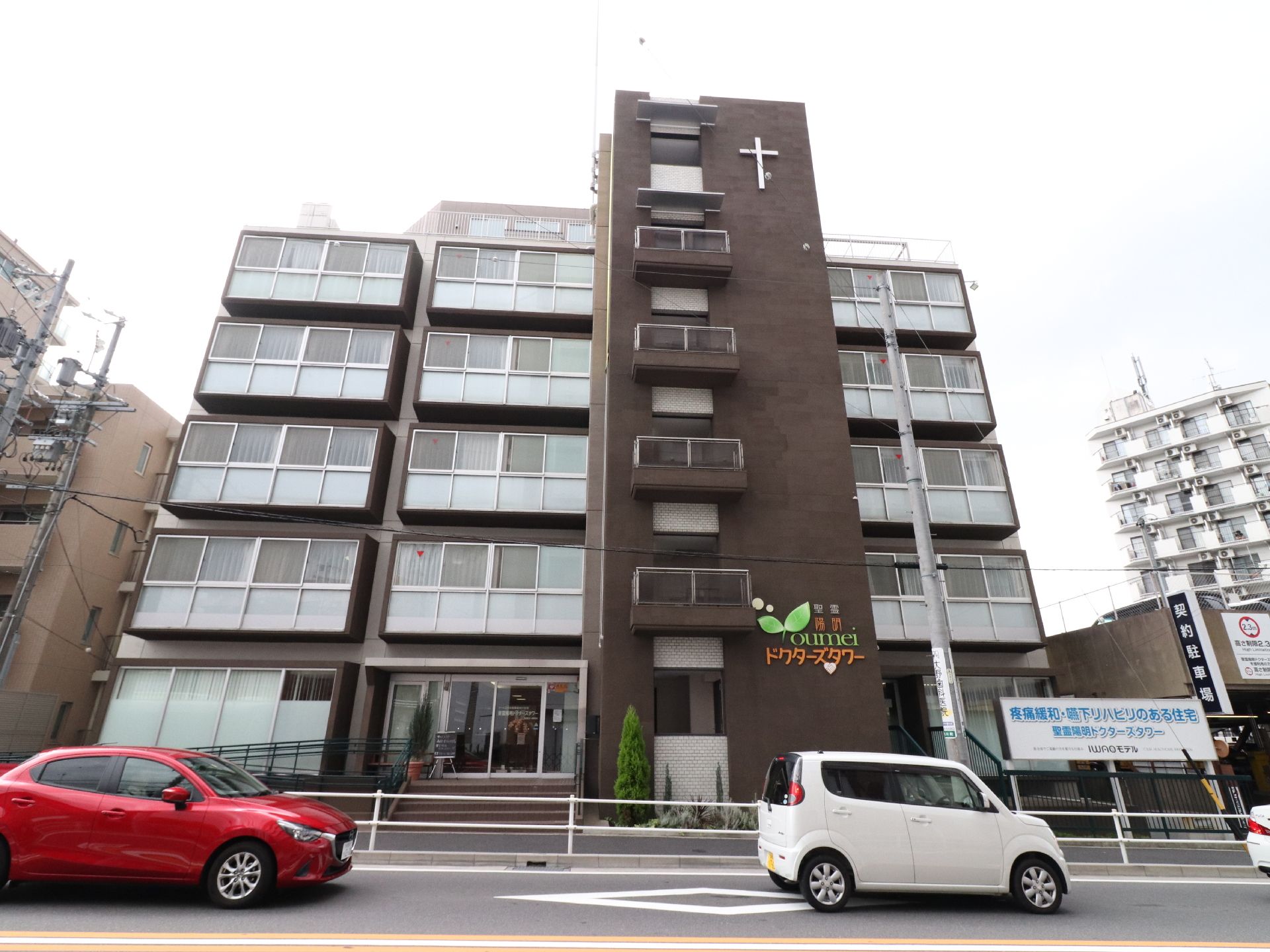 ７階立てのシックかつモダンな色調で落ち着いた雰囲気。車で来る場合もわかりやすい通り沿いに位置している。