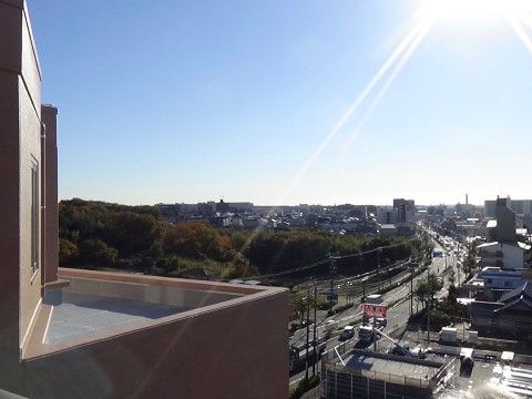 当施設から見渡すことのできる、森や道路、街中の景色