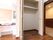 部屋のドアは広い引き戸になっており、出入りがスムーズである。ドアのすぐ横にロッカーがあり、上着が掛けられる様になっている。