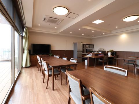 濃いブラウンに統一された調度品が置かれたフローリング敷きの食堂