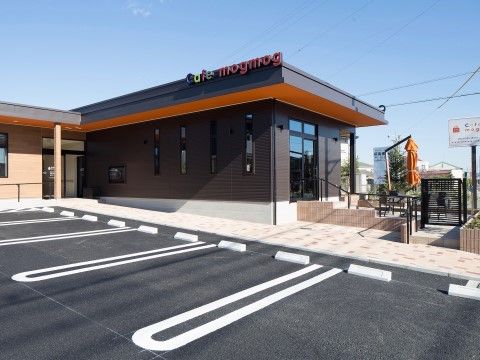 施設の隣にカフェがある。店先には駐車スペースがあり、手すりの付いたスロープや階段が完備されていて、安全に移動が可能である。