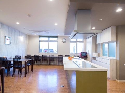明るく広々としたダイニングには、キッチンが完備されている。対面式なので、調理中のスタッフと会話を楽しめる。