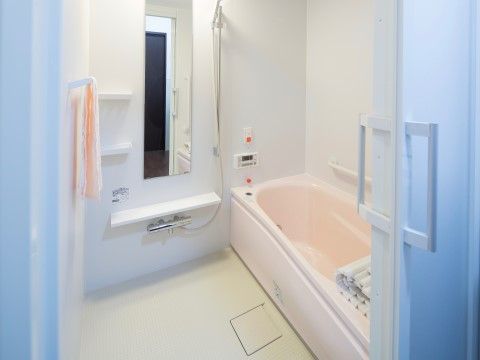 居室内の風呂は、最新式のユニットバスなので、冬でも温度差がない。ヒートショックの危険性がなく快適に入浴ができる。