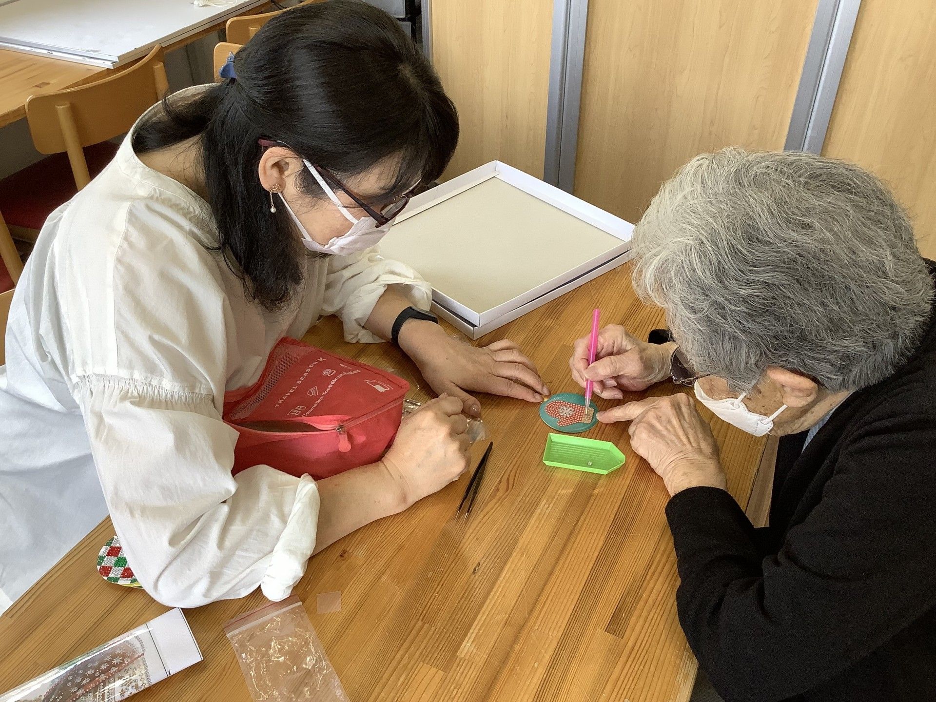 明るい居心地の良い空間である。最新式のカラオケ設備やゆったりと座れるソファが完備されている。気軽に利用することができる。