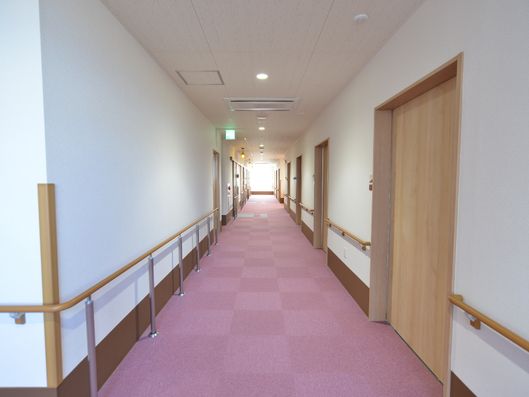 利用者への配慮をした廊下