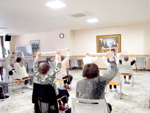 スタッフの動作を見ながら体操して汗を流すご入居者様