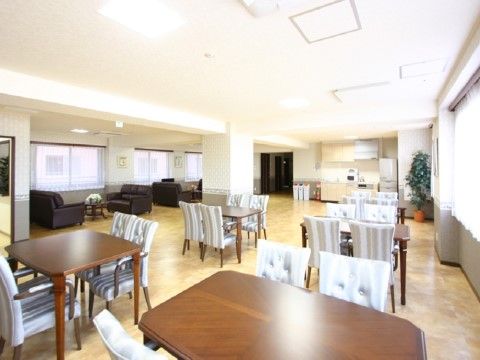 4人1組で食事をとることができる、クリスマスツリーの飾られた食堂