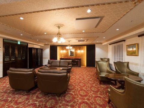 高級感のあるソファーや豪華なシャンデリアのある洋室
