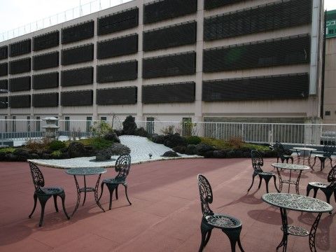 椅子に座ってお茶を飲みながら外の空気を感じられるバルコニー