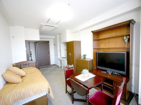 タンスや椅子など洋風な家具でそろえられた、テレビ付きの一人部屋