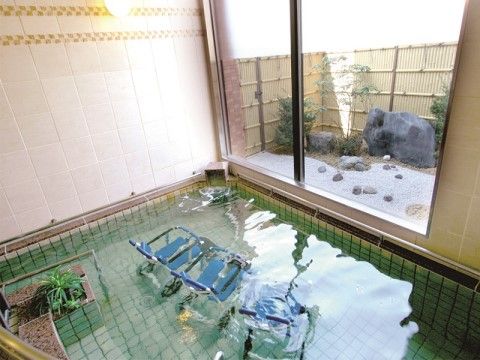 スロープを使って車いすに乗ったまま入浴ができるお風呂