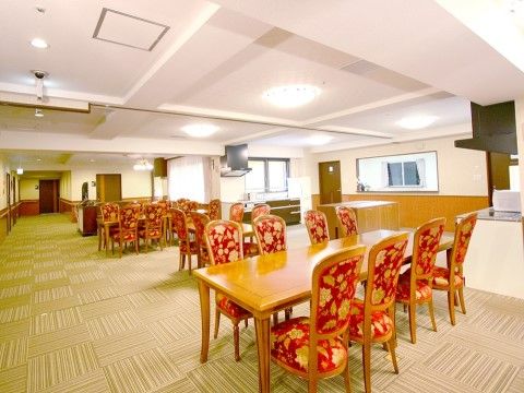 ご入居者様同士でテーブルを囲んで食事や歓談ができる食堂