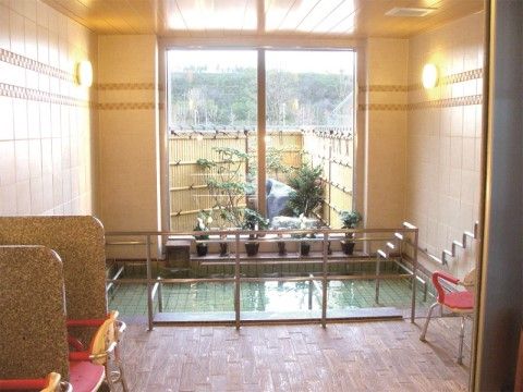 浴槽から小さく古風な庭を見ることができる、趣あるお風呂場
