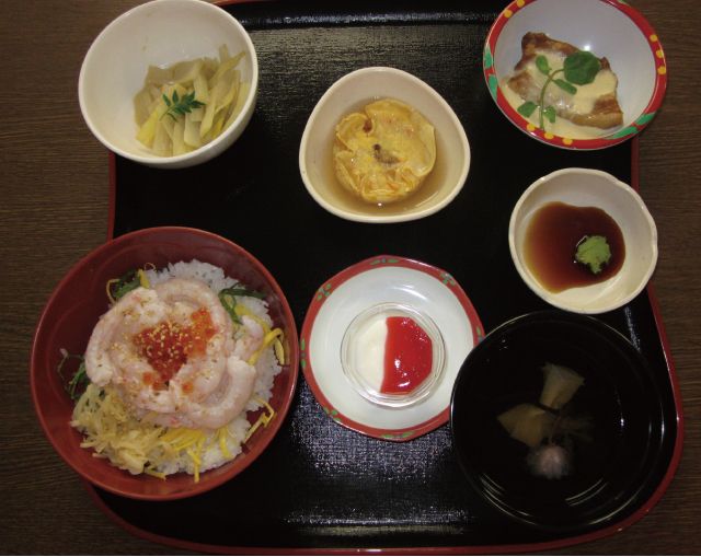 海老や錦糸卵やいくらをのせたちらし寿司と吸い物のセット