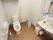 トイレには洗浄機能がついた洋式便器を設置している。また壁には手すりがあり、緊急時のナースコールを備え付けている。