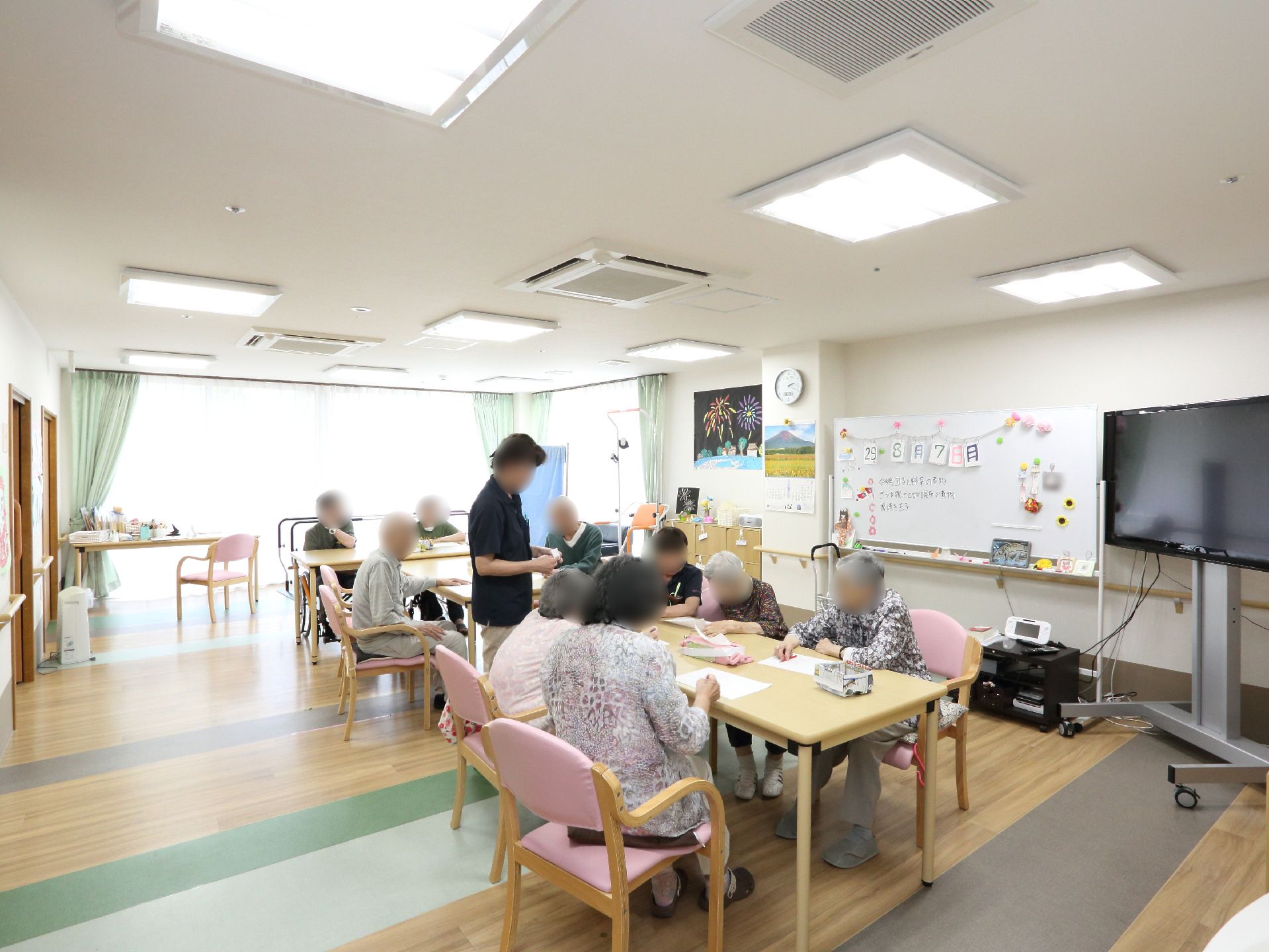 広々としたダイニングルームでは、介護スタッフが入居者のために、さまざまなレクリエーションをおこなっている。