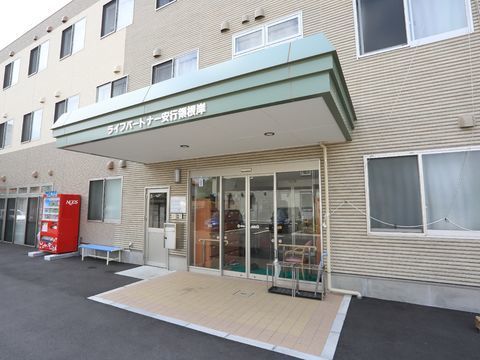 段差のないバリアフリー化された、自動開閉式のドアの玄関