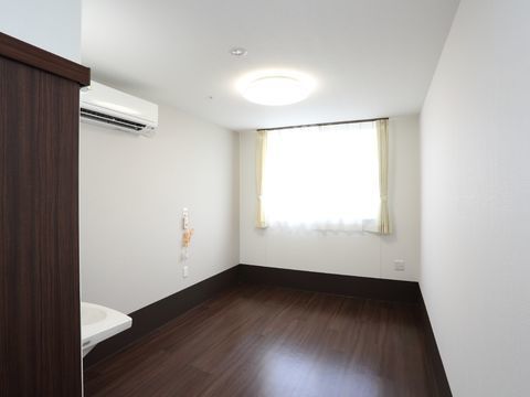 お好きなように家具を配置できる、よく陽の当たる一人部屋