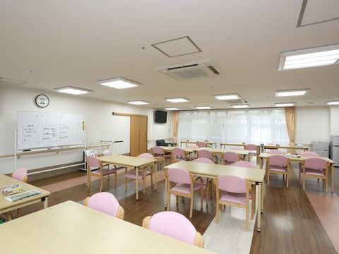 車いすをご利用の方も通りやすいスペースが確保された食堂