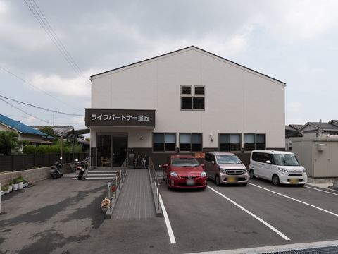 段差のないスロープの横にある、3台停められる駐車場