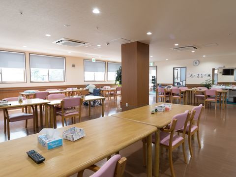中心に太い柱の立つ、ご入居者様が工作やイベント行うこともある食堂