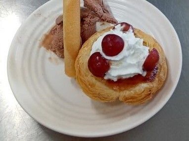 チョコレートアイスと生クリームをトッピングした焼き菓子