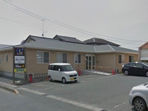 オレンジ系の温かみを感じる建物である。周辺は安全に歩行できるバリアフリー構造である。駐車場がそばに完備されている。