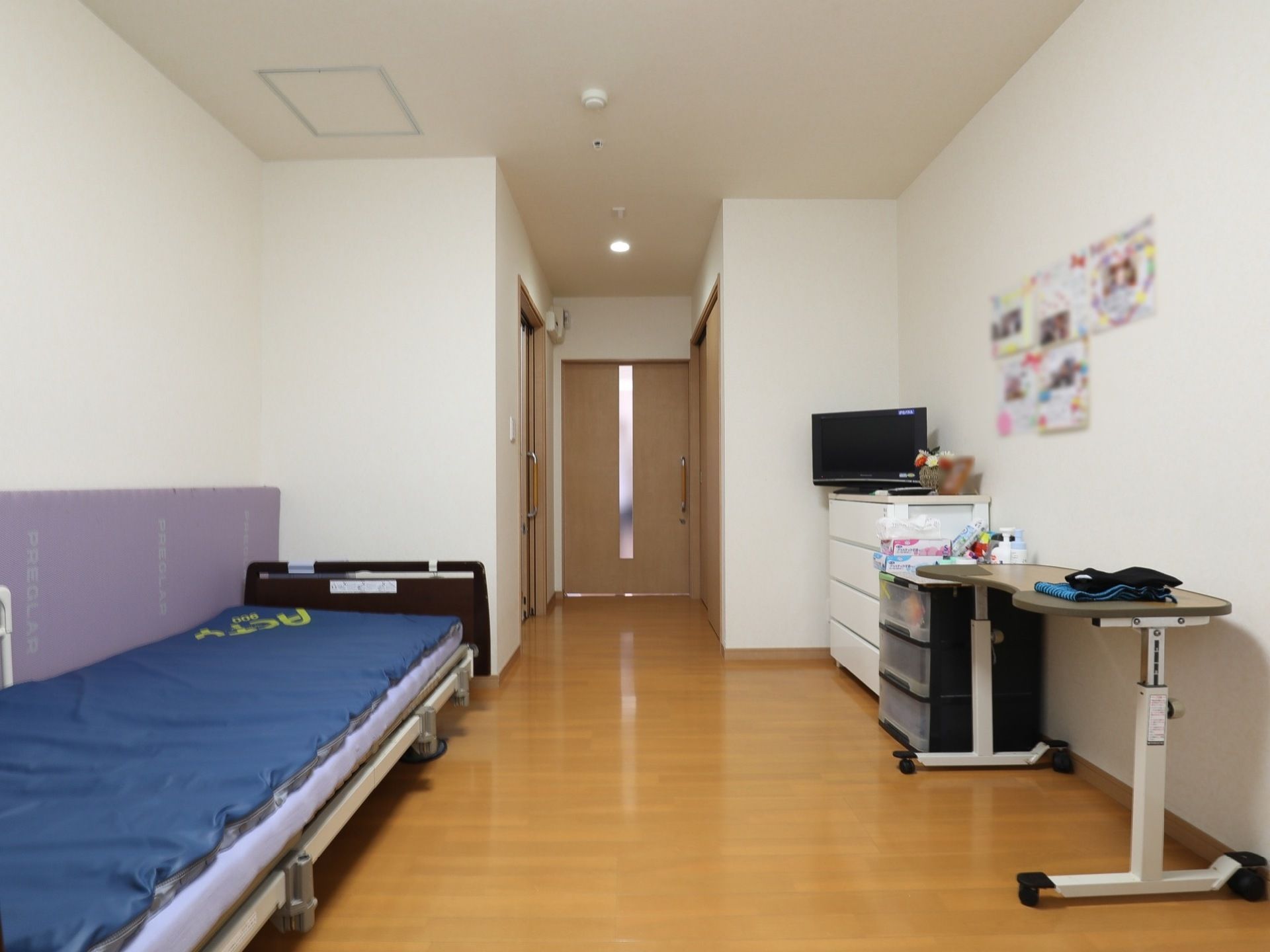 居室の壁と天井は白で統一されている。ベッドの他に、衣類などを収納できる家具を置くスペースも確保されている。