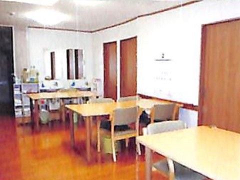 入居者様の居室のすぐそばに設置された食堂である。入居者様皆様で、楽しい雰囲気で一緒に食事を摂ることができる。
