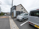 静かな住宅街の通り風景