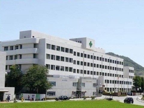 5階建ての大きな建物は白を基調とし、緑十字の看板が医療機関であることをアピールしている。車でアクセスしやすい作りである。