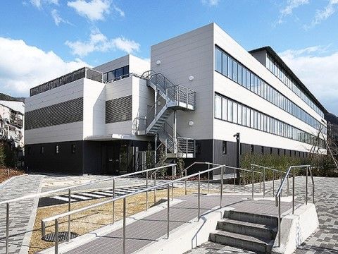 建物の外には、開放感のある場所で、主にリハビリを目的とした階段やスロープ歩行を練習するための場所がある。