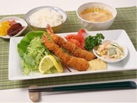 施設の和食メニューの一例。ごはんに海老フライのほかに、付け合せの生野菜に加えて、漬物や汁物もついており、充実したメニューである。