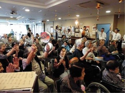 イベントで音楽に合わせて地域の方々と一緒に盛り上がるご入居者様