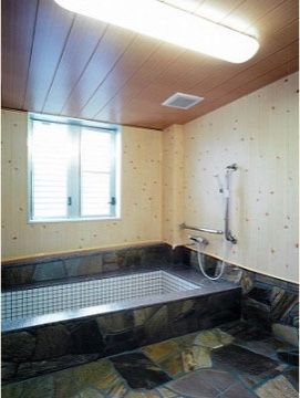 館内には、岩風呂が設けられている。浴槽は数人で入浴できる大きさになっている。安全に配慮して、手すりが壁に設置されている。