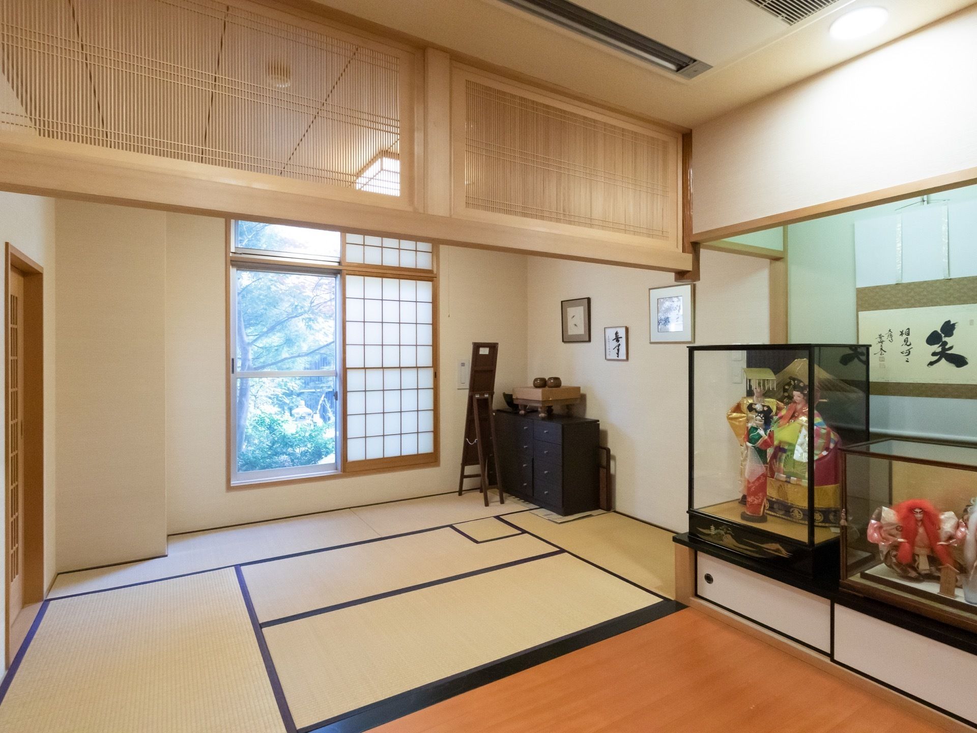 施設内には５畳ほどの茶室が設置されている。安全のためバリアフリーになっていて、段差が少なく造られている。