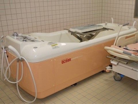 入浴やシャワーをスタッフの補助を受けながらできる介護入浴機器