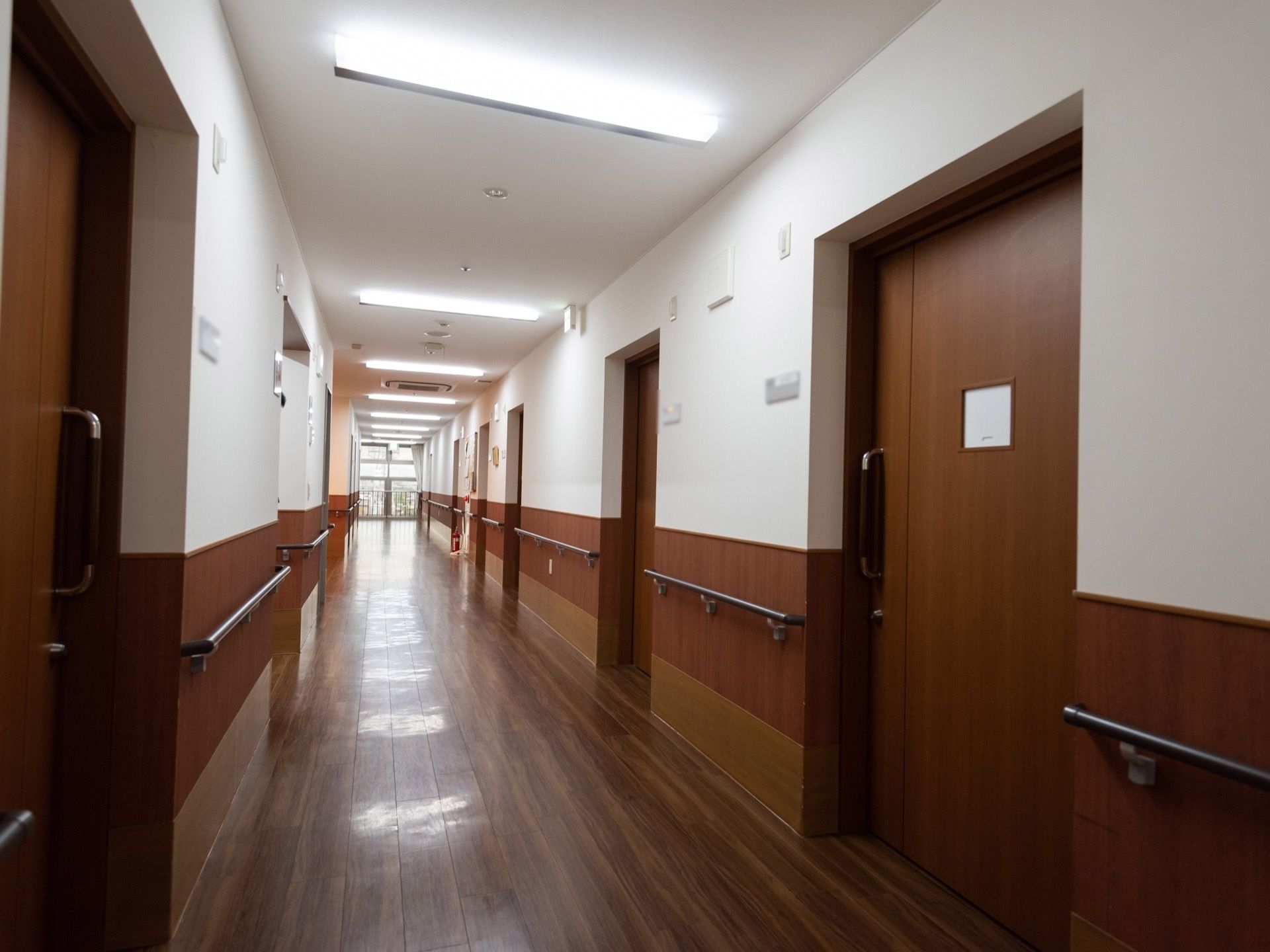 直線的な廊下で、左右両側に居室がある。各居室の入り口はスライド式の扉になっており、大きな取っ手が取り付けられている。