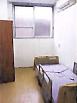 介護ベッドの近くには窓があり、寝た姿勢のまま外を見ることができる。また緊急時に備えてナースコールを完備している。