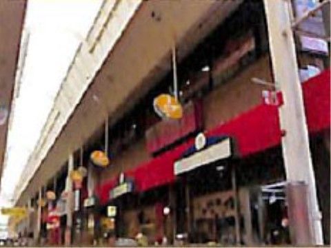 商店街にはさまざまな店がある。通りを歩き軒先の商品を見て楽しんだり、買い物を通じて地域の方々と交流したりできる。
